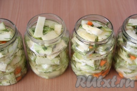 Банки хорошо вымыть, простерилизовать любым удобным способом, крышки прокипятить в течение 3-4 минут с момента закипания воды. По прошествии 3 часов разложить кабачки по банкам. Маринад, оставшийся в кастрюле, в которой были кабачки, равномерно разлить по банкам с кабачками. Из этого количества ингредиентов у меня получились 4 банки объёмом 900 миллилитров.&nbsp;У меня маринад не покрыл полностью кабачки, пришлось долить немного кипячёной воды по банкам.