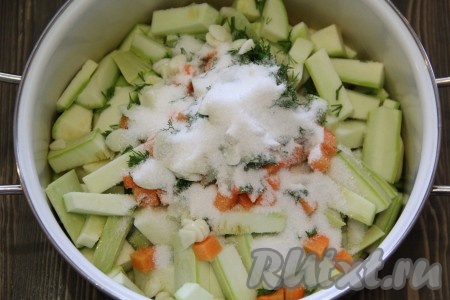 Всыпать в кастрюлю сахар и соль.