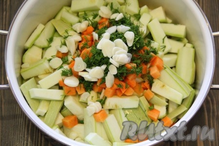 Чеснок почистить, нарезать на тонкие пластинки, добавить к овощам.