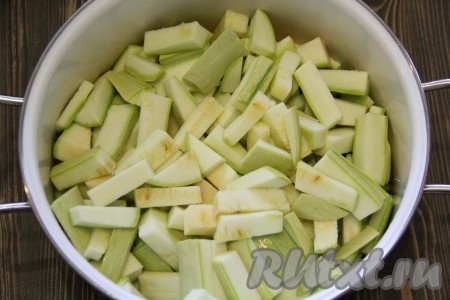 Кабачки лучше взять молодые с тонкой и мягкой шкуркой, тогда их можно от шкурки не очищать.&nbsp;Кабачки вымыть, нарезать на брусочки (или кубики) среднего размера, выложить в большую кастрюлю.