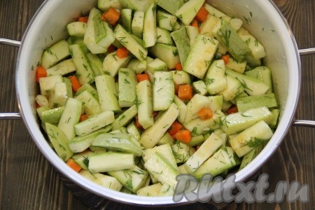 Хорошо перемешать кабачки с морковкой, укропом, специями, маслом и уксусом. Накрыть кастрюлю крышкой и оставить при комнатной температуре на 3 часа. В течение этого времени кабачки желательно несколько раз перемешать, чтобы они равномерно промариновались и выделившийся сок смешался с маринадом.