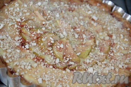 Затем, по желанию, посыпать верх пирога дроблёными орешками и поставить в духовку ещё на 10-15 минут. Верх пирога хорошо подрумянится.