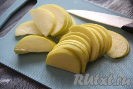 Яблоки очистить от семян (я не стала очищать их от кожуры), нарезать на тонкие ломтики.