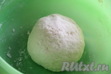 Замесить мягкое, нежное, не липнущее к рукам тесто. Если тесто будет слегка липковатым, тогда добавьте немного муки.