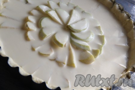 Аккуратно залить яблоки получившейся творожно-сметанной заливкой. Поставить пирог в разогретую духовку и выпекать при температуре 180 градусов минут 25.