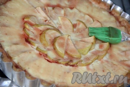 Достать пирог из духовки и смазать его джемом (или вареньем) с помощью силиконовой кисточки. У меня джем был очень густой, поэтому я предварительно растопила его в микроволновке.