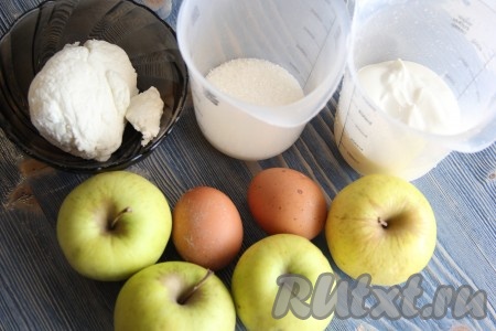  Пока тесто отдыхает, подготовим начинку. Яблочки лучше взять посочнее.