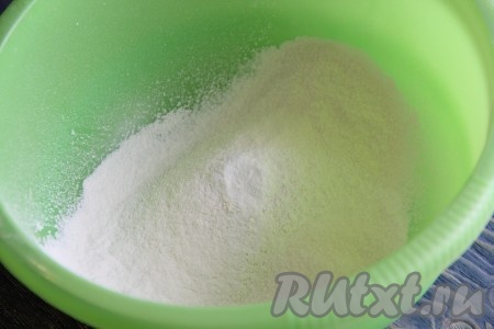  В глубокую миску просеять муку, соль и разрыхлитель.