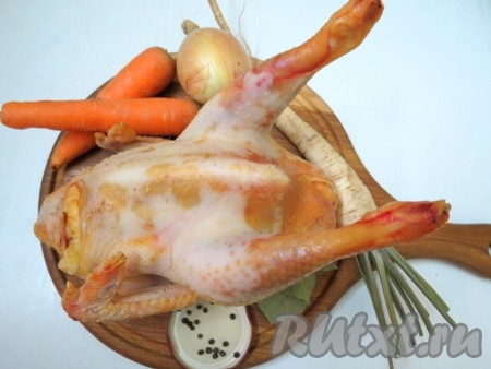 Для приготовления бульона нам понадобится домашняя курица, морковь, лук, корень петрушки, лавровый лист и перец чёрный горошком. Домашняя курица получается дешевле купленной в магазине, если сопоставить вес и цену. Но её мясо гораздо вкуснее.
