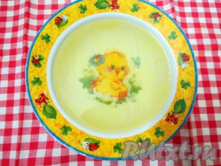 В тарелочке видно, какой чистый и прозрачный получился бульон. Он не жирный и подкрепит силы больных. Его можно пить, можно подавать с лапшой или вермишелью. На нём можно готовить супы, борщи. А также можно его заморозить и готовить по мере надобности супы детям или себе.
