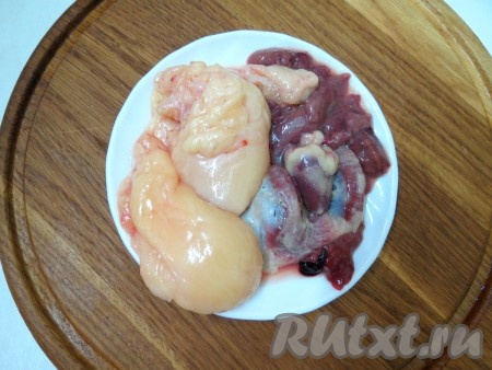 Отделяем жир, печень, сердце, желудочек. К печени прикреплён небольшой пузырь с желчью. Будьте внимательны, не раздавите его, а аккуратно ножницами отрежьте его на 1 сантиметр дальше от того места, где он крепится. Если рядом с желчным пузырём печень приобрела зеленоватый цвет, отрежьте этот кусочек печени, он будет горьким. Жир отправьте в морозильную камеру, а потом используйте для приготовления супов или гарниров. Варить печень в бульоне не следует, от неё бульон будет мутным. Жир во время длительной варки эмульгируется и также делает бульон мутным. Домашняя курица всегда жирная и вполне достаточно оставшегося жира. Варить в бульоне можно желудочек и сердце. Желудочек моем и разрезаем на две половинки. Удаляем пищевод - это трубочка, по которой продвигается пища, а также снимаем внутреннюю ребристую кожицу. Тщательно промываем и отправляем к мясу курицы.
