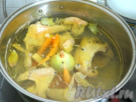 За 30 минут до конца варки отправляем в бульон лук, морковь, петрушку, лавровый лист, перец горошком. Если хотите получить вкусный наваристый бульон из домашней курицы, солите его в начале варки. Тогда в бульон выйдут не только водорастворимые вещества, но и солерастворимые, бульон получится наваристым. Если для вас бульон не имеет значения, а нужно вкусное куриное мясо, тогда солите в конце. Из бульона вынимаем мясо и коренья. Даём бульону отстояться, чтобы осадок упал на дно. А потом легко, не поднимая осадка, перелейте бульон в кастрюлю меньшего объёма, которая будет соответствовать количеству бульона. Мясо и морковь можете отправить в бульон, лук и петрушка нам больше не понадобятся. На дне кастрюли остались 2-3 ложки осадка.
