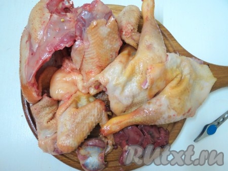 Обрабатываем курицу над газовой горелкой. Над ней сгорает оставшийся пух, а колодочки от перьев выщипываем пинцетом, предназначенным для выщипывания бровей (у нас один пинцет постоянно находится в кухне). Разрезаем курицу на порционные куски.
