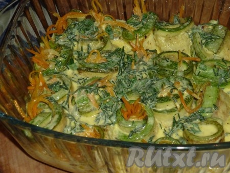 Рулетики залить приготовленной яично-сметанной смесью и отправить в разогретую до 180 градусов духовку. Готовить овощную запеканку с кабачками до золотистой корочки.
