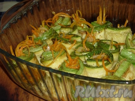 Форму для запекания заполнить рулетиками из кабачков.
