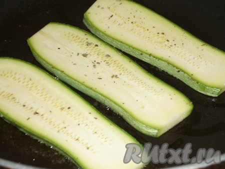Кабачковые слайсы обжарить в небольшом количестве растительного масла на разогретой сковороде
