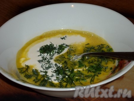 В глубокой тарелке яйца слегка взбить вилкой с мелко нарезанной зеленью, сметаной, молотым перцем и солью до однородной массы.&nbsp; 
