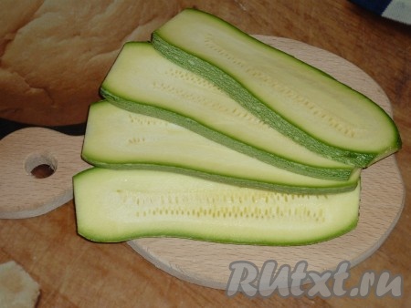 Кабачки вымыть, обсушить, нарезать тонкими слайсами, посолить и поперчить по вкусу.
