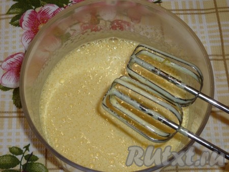 Постепенно добавляя к яйцам сахар, взбивать массу миксером до тех пор, пока она не станет светлой и пышной. Затем добавить ванильный сахар и перемешать.
