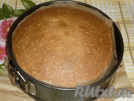 Выпекать шарлотку со сливами в разогретой до 180 градусов духовке примерно 30 минут. Готовность проверить деревянной шпажкой. Дать пирогу остыть.
