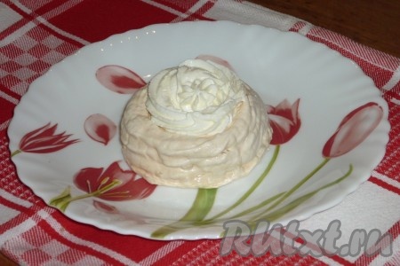 Приготовленные остывшие белковые корзиночки наполнить творожным кремом.
