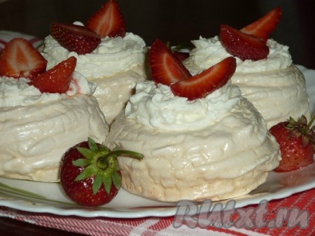 Белковые корзиночки с кремом, приготовленные по этому рецепту, получаются очень вкусными и воздушными.