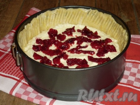 Сверху разложить вишню или другие ягоды на ваш вкус.