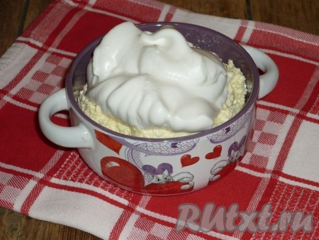 Яичные белки с 50 граммами сахара взбить миксером до стойких пиков. Белковую массу аккуратно подмешать к творожной массе. Добавить манную крупу, ещё раз аккуратно перемешать и оставить минут на 5-7.