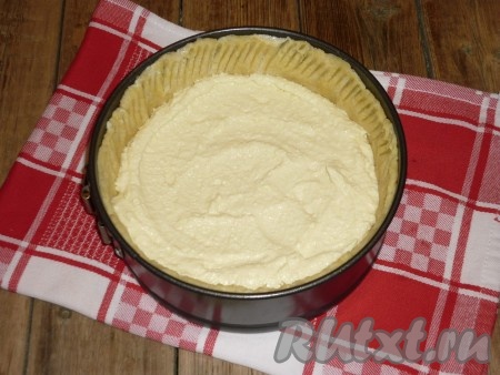 Выложить на тесто половину творожной начинки.