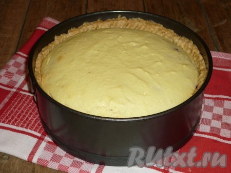 Готовый пирог достать из духовки. Вынимать его сразу из формы не нужно, дать ему немного остыть (минут 10) и только потом можно доставать его из формы.