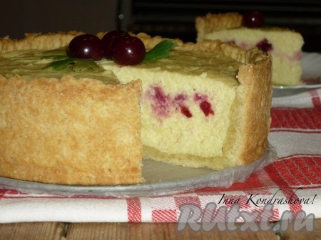 Нарезать эту выпечку на кусочки нужно только после того, как она остынет (не раньше, чем через 40 минут), чтобы творожная начинка стабилизировалась. В этом открытом пироге изумительно сочетаются песочная основа с нежнейшей начинкой из творога и ягод. Уверена, от кусочка такой выпечки мало кто откажется!