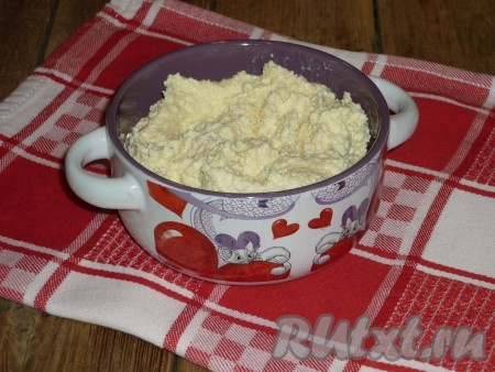 Для приготовления начинки отделить яичные белки от желтков. С помощью блендера творог, 50 грамм сахара и яичные желтки измельчить до получения однородной массы.