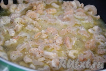 Добавить креветки в сковороду и готовить в течение 10-12 минут, периодически перемешивая. Я предварительно не размораживала креветки. Нужно, чтобы выпарилось основное количество жидкости. Но при этом в сковороде должно остаться немного сока, не стоит пересушивать креветки, мы их не жарим.