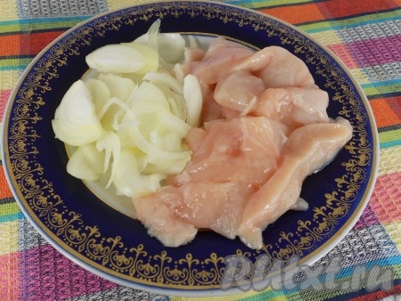 Куриное филе помыть и нарезать длинными брусочками, лук репчатый - тонкими перьями или полукольцами.
