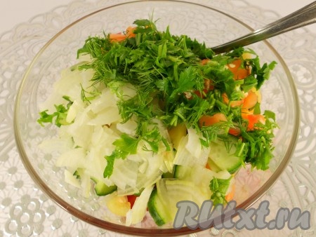 Лук нарезать на тонкие полукольца, зелень измельчить. Добавить лук и зелень к остальным ингредиентам.