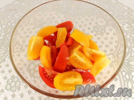 Из болгарского перца удалить плодоножку с семенами. Луковицу очистить. Помидоры помыть, удалить плодоножку и нарезать на дольки, выложить в миску. Лучше использовать небольшие помидоры и резать их на 4-6 частей. Для большей яркости я использовала в салате жёлтые и красные помидоры.