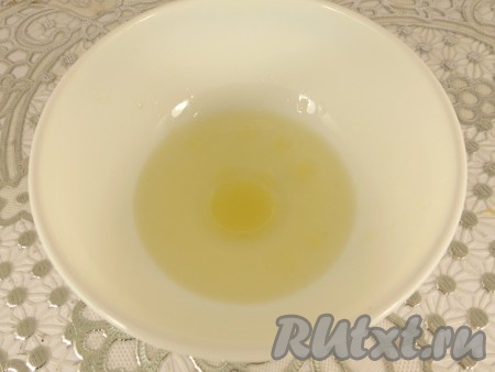 Приготовить заправку: к растительному маслу добавить лимонный сок и сахар, перемешать до однородности.