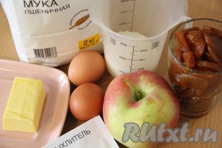 Подготовить продукты для приготовления теста. Яблоко лучше взять большое и сочное. Из этого количества продуктов получается пирог 22 см в диаметре, я пекла его в разъёмной форме.
