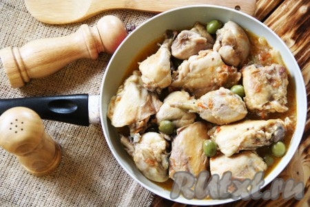 Курица, тушёная с помидорами и луком