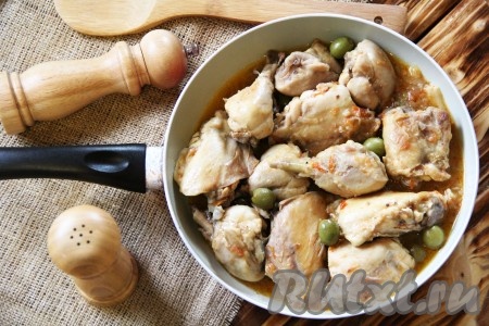 Готовое мясо снять с огня и оставить в сковороде настояться минут на 10. Очень ароматную, вкусную, сочную и нежную курицу, тушёную с помидорами и луком, подать с любым гарниром, поливая получившимся соусом. Я подала курочку с отварным рисом, украсила оливками.