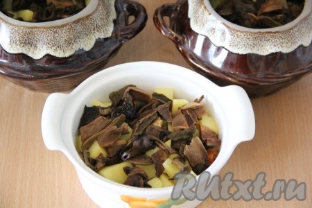  Затем сверху выложить грибы.