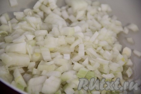 Лук почистить и мелко нарезать. В сковороду влить растительное масло и поставить на огонь. Добавить лук в сковороду и обжарить, помешивая, до золотистого цвета.