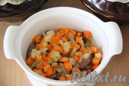 Затем выложить обжаренные овощи.