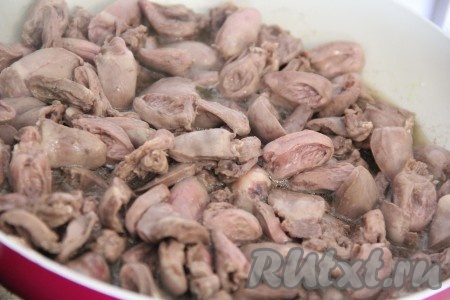 Обжарить сердечки на большом огне, помешивая, в течение 2-3 минут, а затем снять с огня.