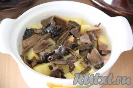 В сливки добавить крахмал, соль и перец. Хорошо перемешать и разлить получившейся смесью наши горшочки.&nbsp;
