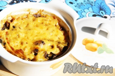 Затем снять с горшочков крышки и оставить на 5 минут в духовке для зарумянивания.
