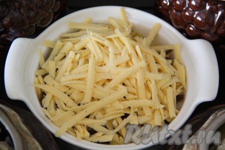 Сыр натереть на крупной тёрке и выложить поверх грибов. Накрыть крышками горшочки с куриными сердечками и картошкой, поставить в разогретую духовку. Готовить жаркое 30 минут при температуре 200 градусов.&nbsp;
