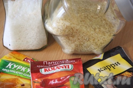 Подготовить продукты для приготовления рассыпчатого риса на растительном масле на сковороде. Рис хорошо промыть водой, переложить в сито, оставить на несколько минут, чтобы стекла лишняя жидкость.