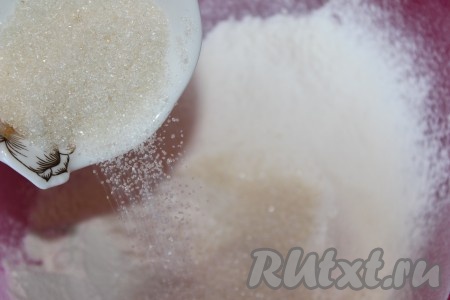 В миске соединить натертое сливочное масло и просеянную муку. Добавить сахар.
