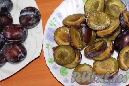 Сливы вымыть, удалить косточки, разрезать на четвертинки. Если сливы не очень крупные, можно их разрезать на половинки.
